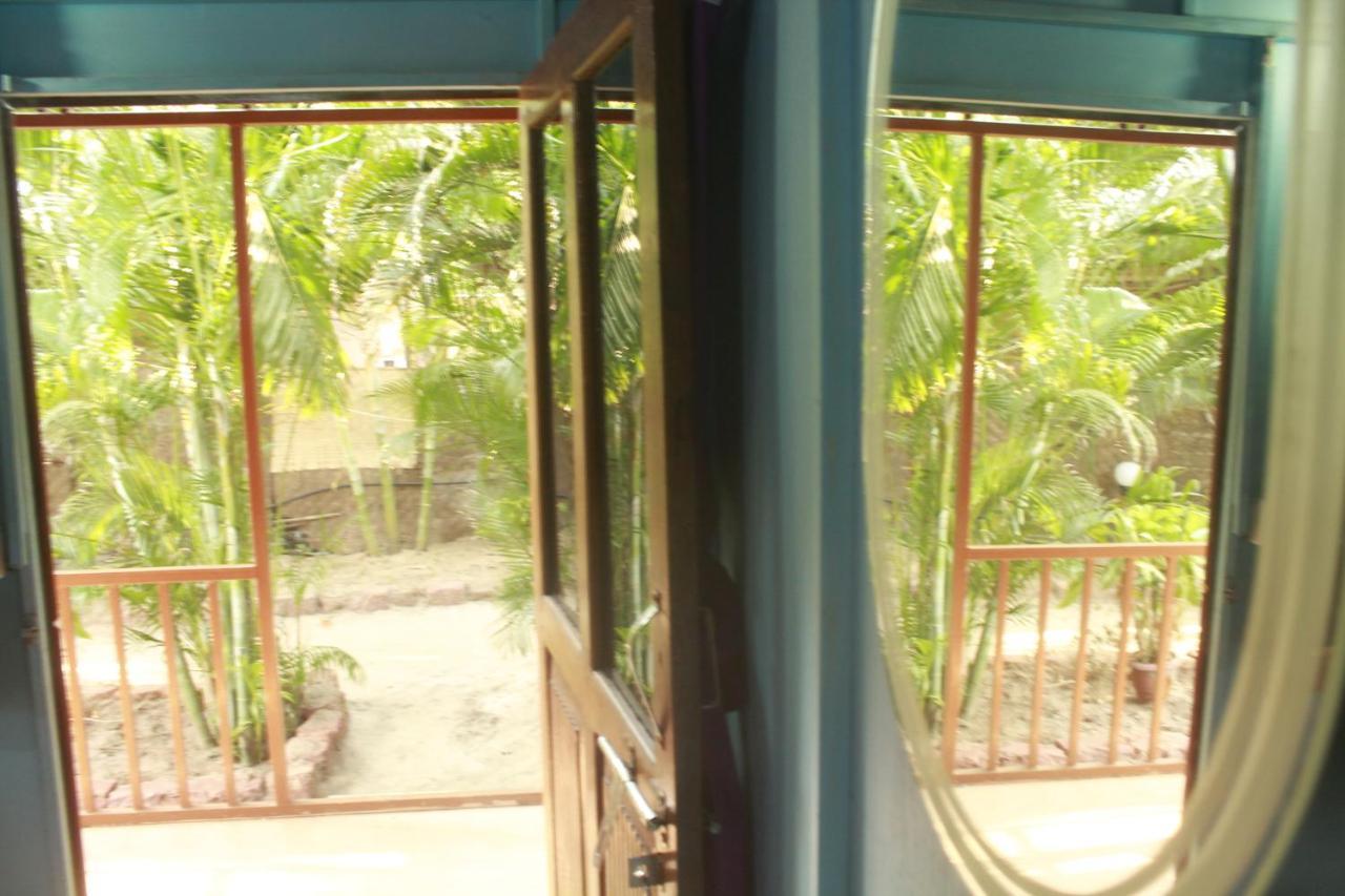 Sea Bird Beach Cafe & Cottages Morjim Luaran gambar